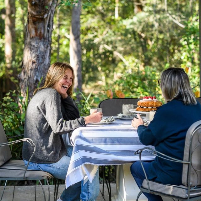 Peak CottageCore! Escape the hustle and bustle and retreat to Lemon Tree Cottage, where luxury and nature meet. With charming rooms and stunning bushland views, you'll feel like royalty in your own private oasis. Plus, the lemon trees are just begging to be picked for your morning tea or cocktail hour! Book now for a slice of paradise.Visit the link in our bio to learn more! 🍋 🌳#kangaroovalleyescapes #kangaroovalley #natureretreat #escapethecity #kangaroovalleynsw #luxuryaccommodation #visitNSW #nsw #destinationnsw #travel #holidays #accommodation