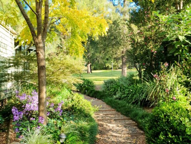 Mid Week Winter Holiday Availability! Rainbow Reach at Kangaroo Valley Golf & Country Retreat  is the  perfect country escape. Wake up to families of kangaroos grazing on the greens, enjoy your morning coffee on the deck, and spend your afternoons exploring the historic Kangaroo Valley village just 5 minutes down the road.Whether you’re here to hit the 18-hole course, sit by the fire at clubhouse, or stay in and soak in the tub with a good book. Your slow country weekend is waiting for your in Kangaroo Valley.👥 Sleeps up to 4 guests (Perfect for couples or small families)
📍 Kangaroo Valley, NSW (An easy 2-hour drive from Sydney)
💻 Equipped with Starlink Wi-Fi (if you must check in)Ready to unwind? Click the link check availability https://www.rainbowreachcabin.com.au/ @kvgcr#KangarooValley #RainbowReachCabin #SouthCoastNSW #VisitNSW #CountryGetaway #CabinLife #UnwindInNature #SydneyWeekendGetaway